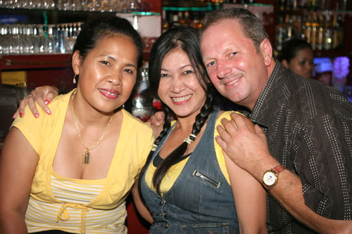 Jürgen hält seine Pit schon viele Jahre fest in den Armen.