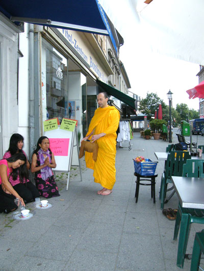 Der Mönch vor Noys Asia Shop in Spandau