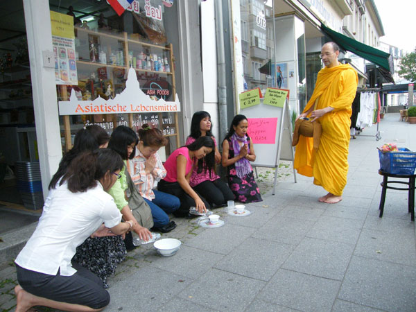 Noys Asia Shop in der Spandauer Altstadt gibt dem Mönch etwas zum Essen