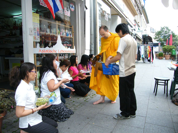 Der Mönch kam barfuss. Für die Geber ist es eine Ehre, den Mönch so zu versorgen.