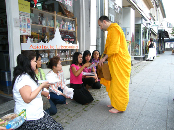 Auch vor anderen Thai Asia Shops der Hauptstadt sind solche Szenen am Samstag zu sehen.