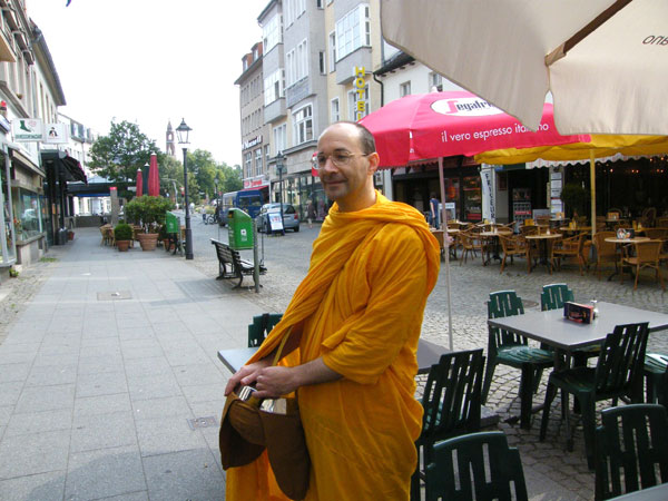 Frohgelaunt zieht der buddhistische Mönch wieder seiner Wege.
