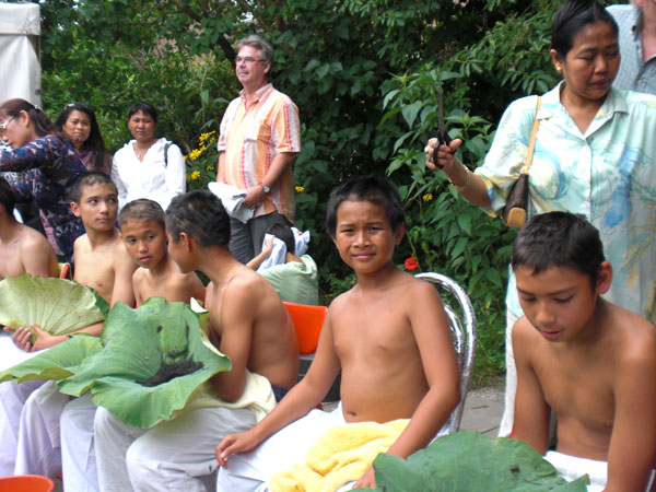 Kleine Berliner Thai-Jungs bei der Ordinierung im Wat Buddhavihara.