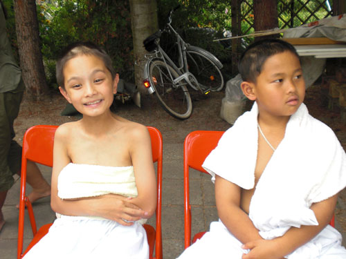 Zwei kleine Novizen im Wat Buddhavihara