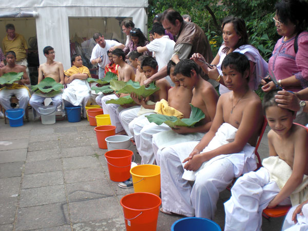 Das Schneiden der Haare ist eine wichtige Zeremonie vor dem Einzug in den Tempel.