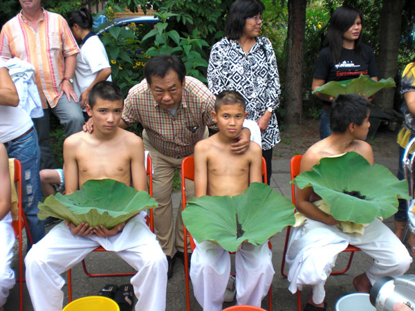 Bancha, der "alte Hase", sagt den Knaben, worauf es bei der Ordinierung ankommt.