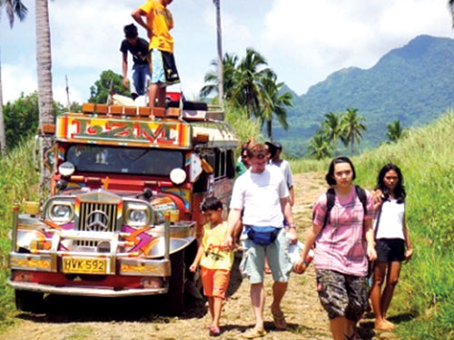 Mit kleinen bunten Bussen durch die Prärie