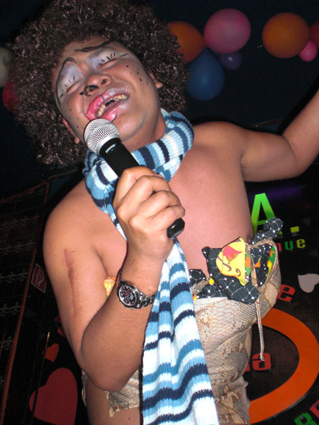 Das ist Bobo alias "unser Bärchen" mit hinreissendem Einsatz bei der Comedy-Show im R.C.A.