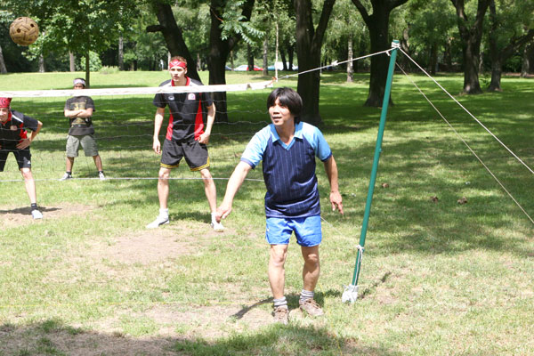 Sepak Takraw - links oben der kleine Ball aus Rattan