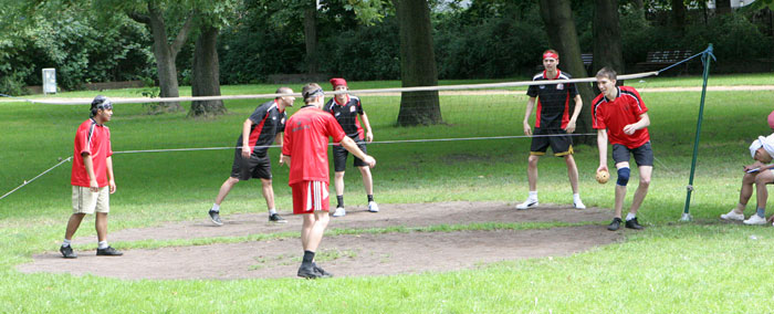 Sepak Takraw - eine Art Volleyball mit den Füssen