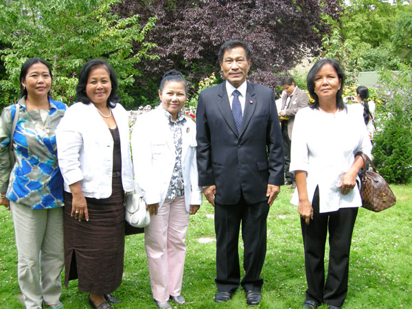 Im Garten der Berliner Thai-Botschaft, 2009