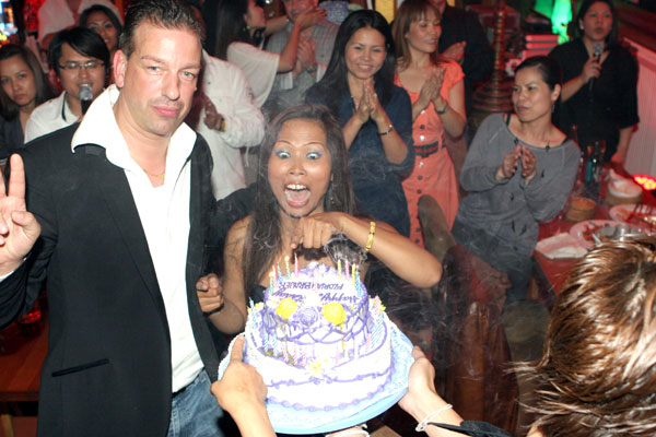 Hups, eine Kerze ist noch nicht ausgeblasen