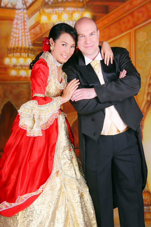 Kik und FARANG-Autor Carsten im Fotostudio in Bangkok