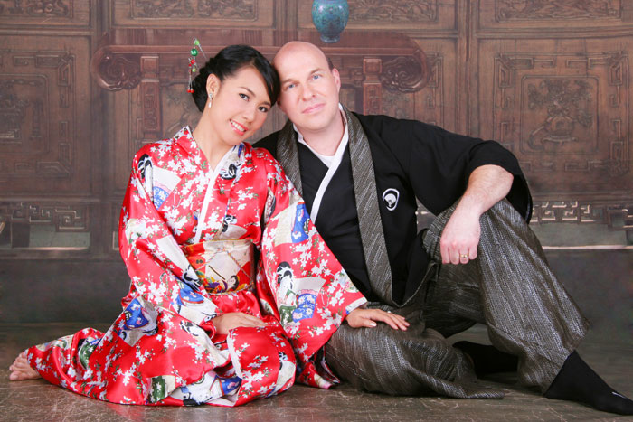 Kik und FARANG-Autor Carsten im Fotostudio in Bangkok