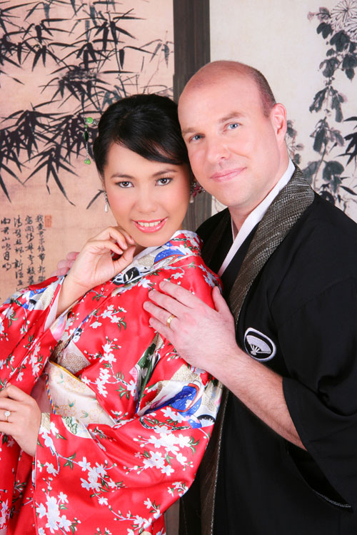 Kik und FARANG-Autor Carsten im Fotostudio in Bangkok