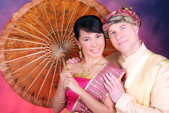 Kik und FARANG-Autor Carsten im Fotostudio in Bangkok