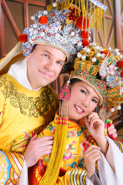 Kik und FARANG-Autor Carsten im Fotostudio in Bangkok