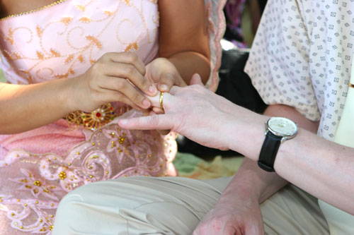 der Ring besiegelt die Farang-Hochzeit 2008