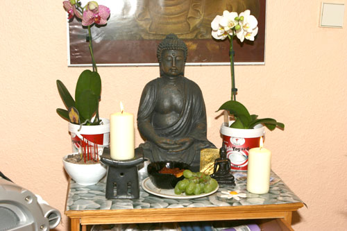 Buddha-Figur mit Orchideen 2008
