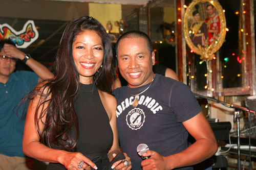 Mike Piromporn mit unbekannter Schönheit