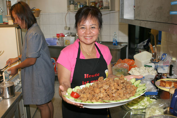Kanokwan kocht lecker. Früher hatte sie mal das Koh Chang auf der Wilmersdorfer.