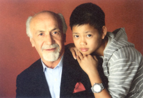 Onkel Hamid hilft seinem Patenkind Te aus Laos