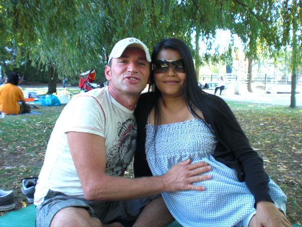 Dieses junge Paar im Berliner Thaipark ist sichtbar guter Hoffnung