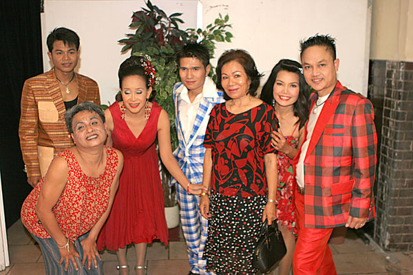 Noknoi Uraiporn mit ihrer Sieng Isaan Band