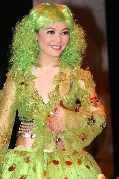 Hübsche Tänzerin von der Sieng Isaan Band