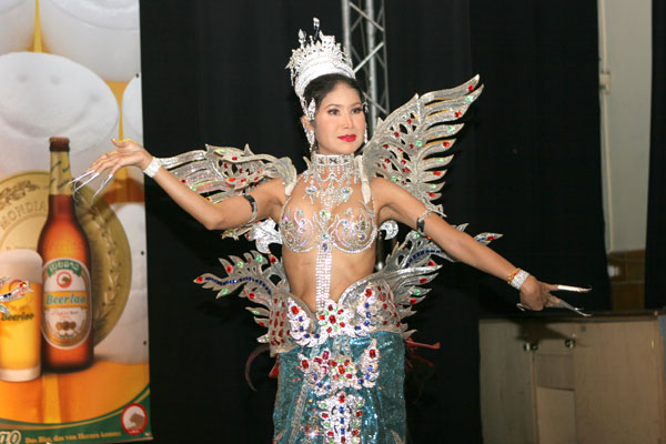 Man achte links auf Beer Lao ! Links !!!