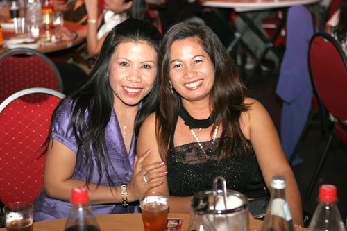 Somporn in Türkis mit einer Freundin