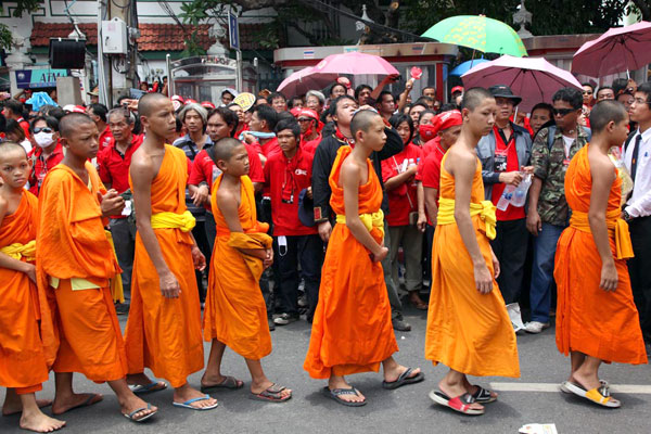 Möche bei der UDD-Demo in Bangkok am 17.8.2009