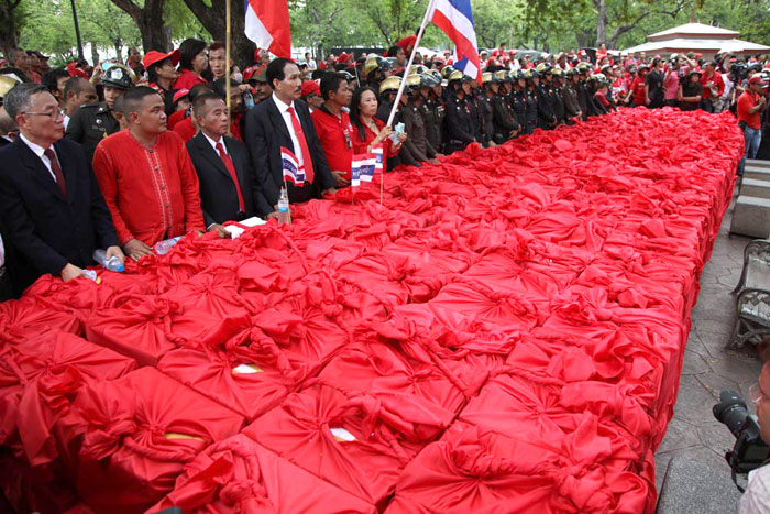 Die Pakete der Petition pro Thaksin sind zusammengetragen