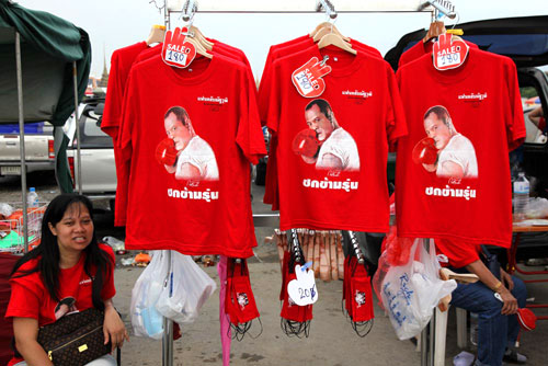 Alles in Rot, die Shirts, die Latschen usw.