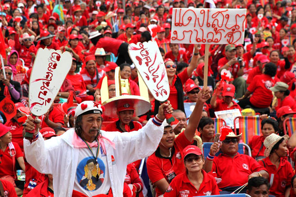 Nach den Gelbhemden beherrschen nun die Rothemden das Strassenbild.