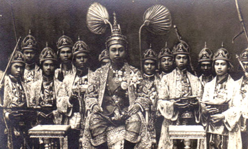 König Vajiravudh - Rama VI. mit ranghohen Offizieren