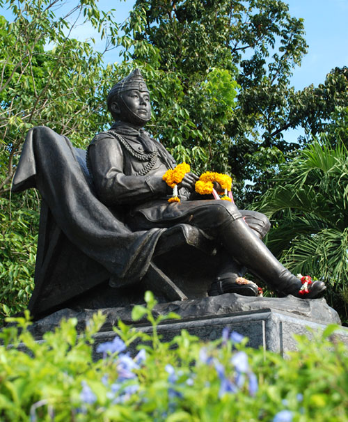 Statue von König Vajiravudh - Rama VI. in einem Palast nahe Nakhon Pathom