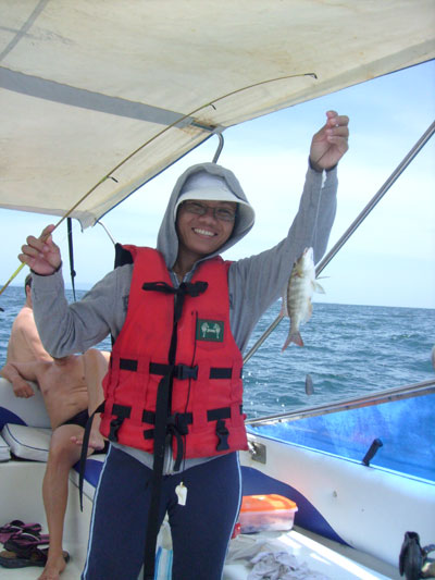 Dieters Frau Mam mit einem dicken Fisch an der Angel.