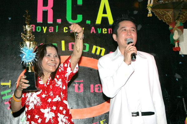 R.C.A.-Manager Toi verkündet freudig den Gewinn einer goldenen Kette