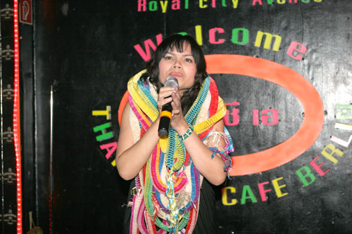 Apai ganz innig beim Singen