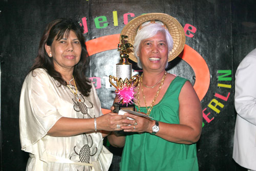 Oma Al ersangt sich auch einen Pokal.