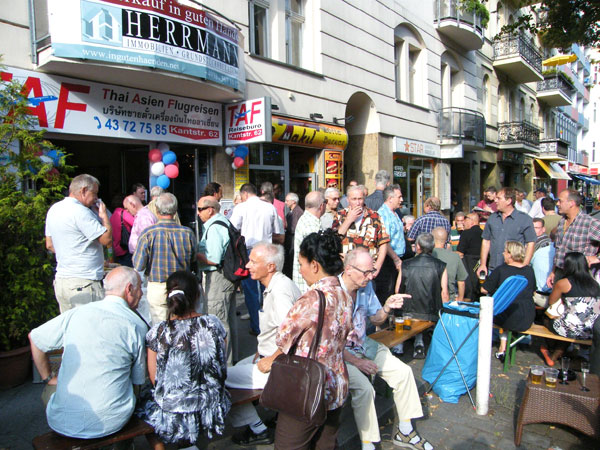 So viele Stammkunden und geladene Gäste bei der Eröffnung von TAF auf der Kantstrasse 62 in Berlin, dass sogar die Ordnungsmacht kurz auf den Plan trat...
