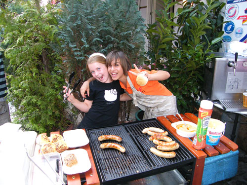 Die kleinen Würstchen hatten ihren Spass am Grill, Viviena und Michelle, rechts.