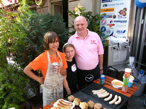 Peter Gerstenberg mit den Kiddies von Ning und Chefin Daniela