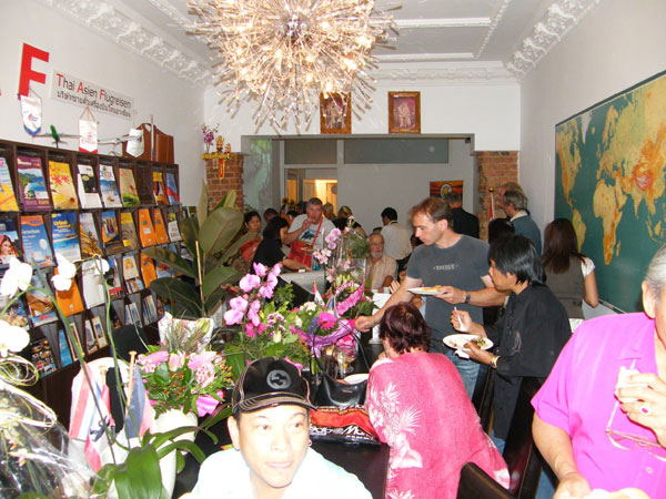 Reichlich Andrang bei der festlichen Neueröffnung des TAF-Reisebüros in Berlin