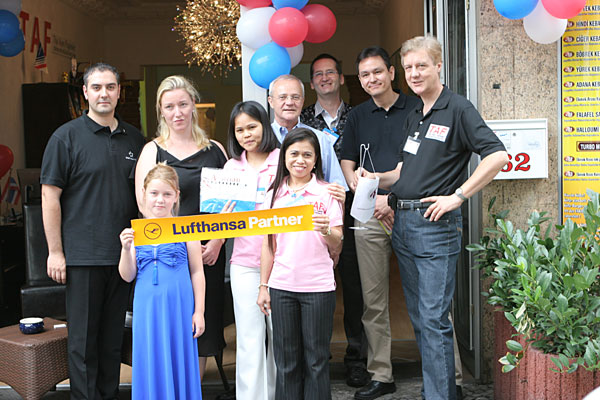 In der Mitte: Ulrich Hensel von der Lufthansa
