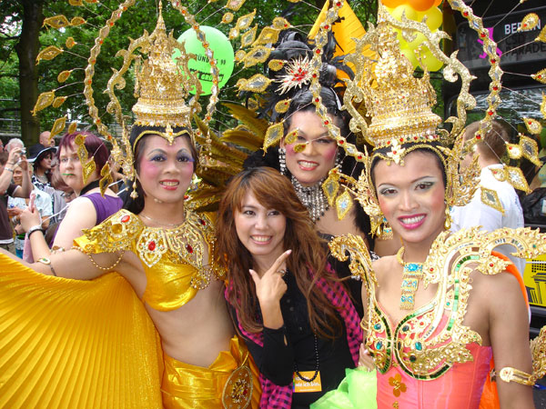 Kik ist verliebt und frisch angekommen in Berlin. Sie hat ihren Spass mit anderen Thais auf dem CSD - Christopher Street Day 2009