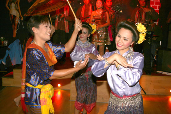 Tänzer der Surindra Rajabhat Universität 2008