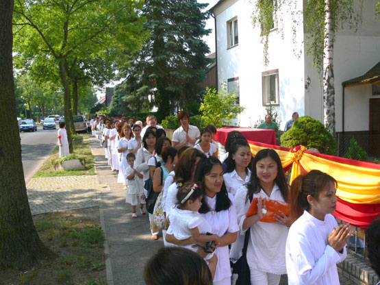 Lange Schlange der Gäste 2008