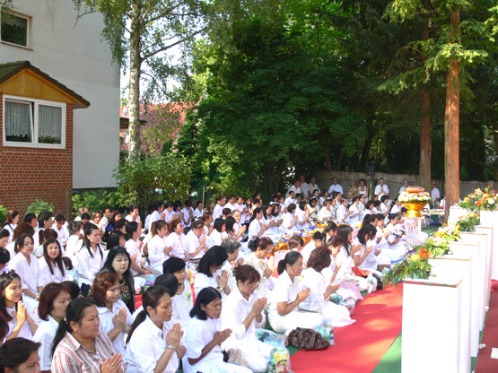 grosse Zahl der Betenden 2008